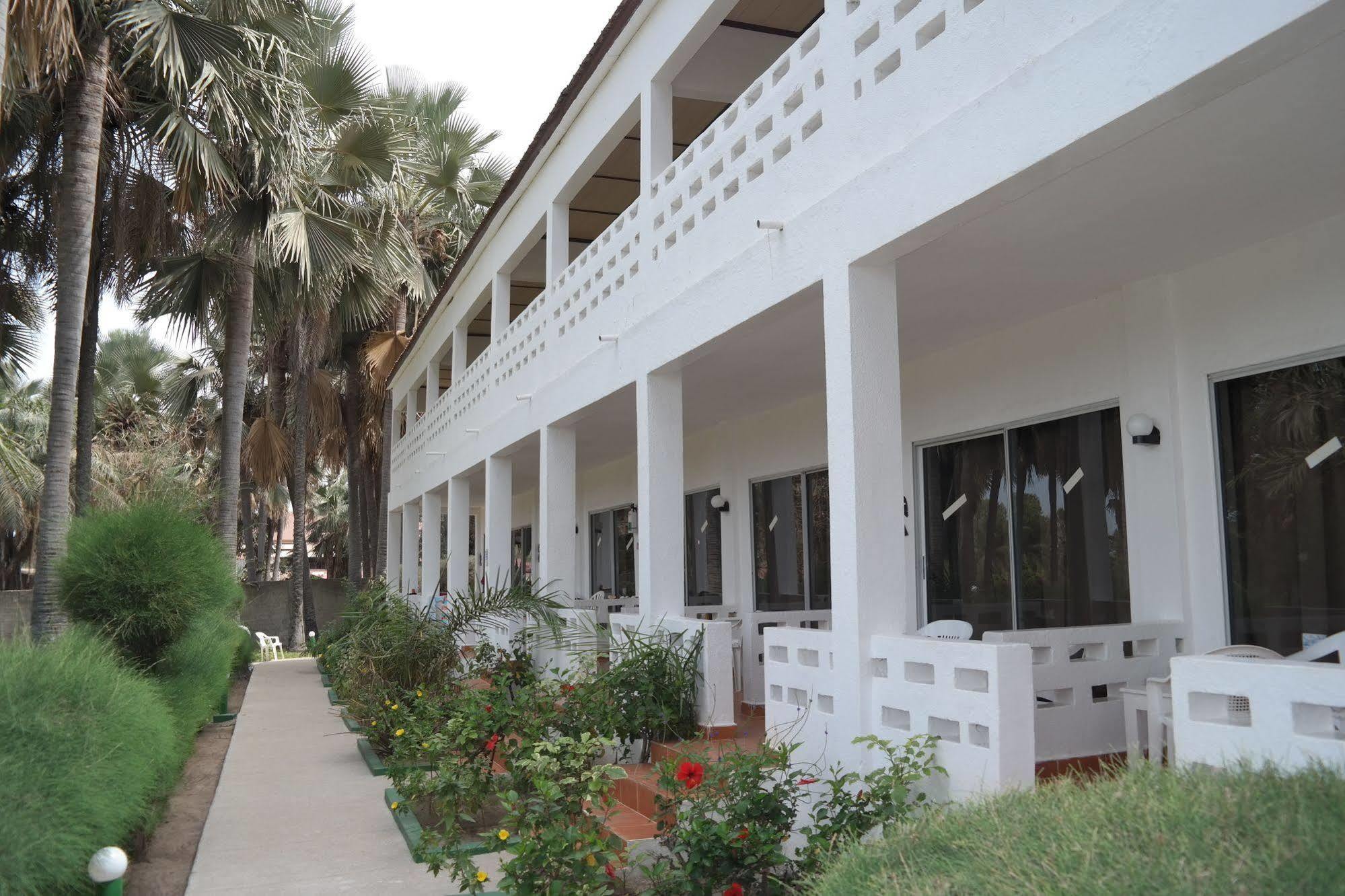 Holiday Beach Club Kololi Buitenkant foto